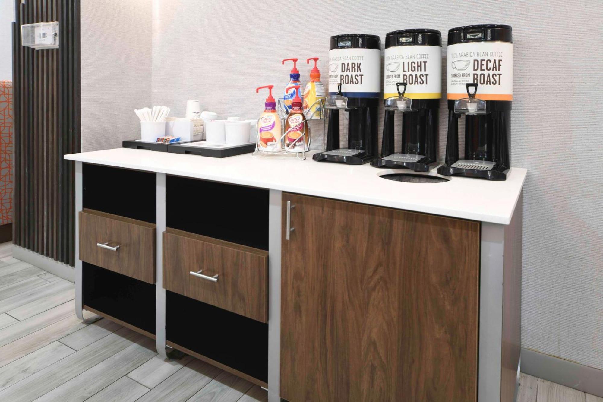 Hampton Inn Bryant Bagian luar foto