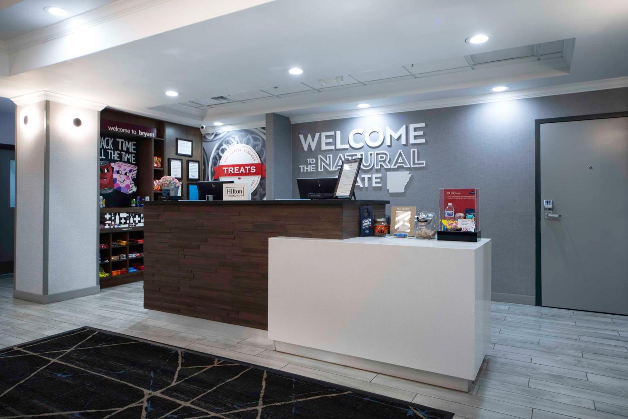 Hampton Inn Bryant Bagian luar foto